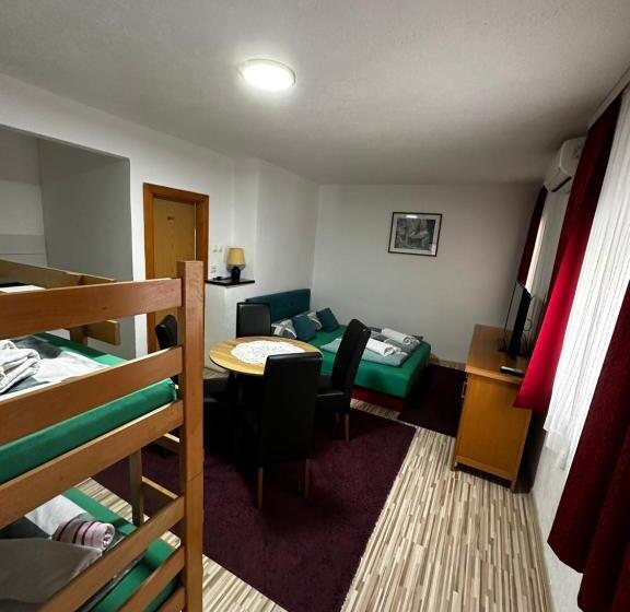 تختخواب و صبحانه Guest House Nana