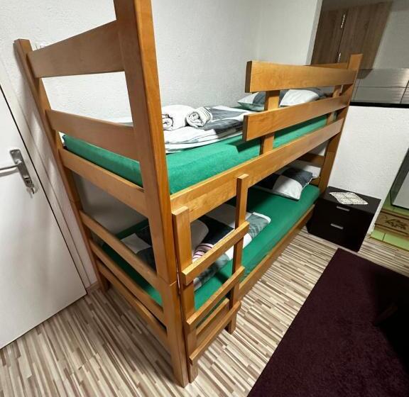 تختخواب و صبحانه Guest House Nana