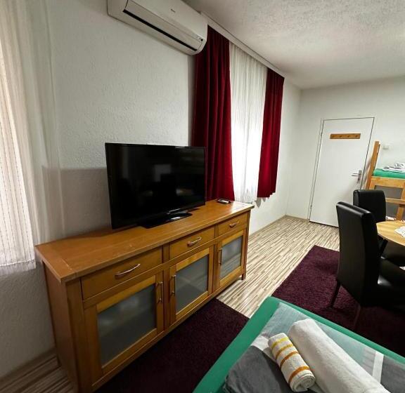 تختخواب و صبحانه Guest House Nana