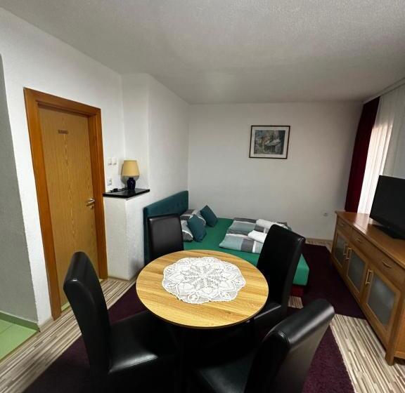 تختخواب و صبحانه Guest House Nana