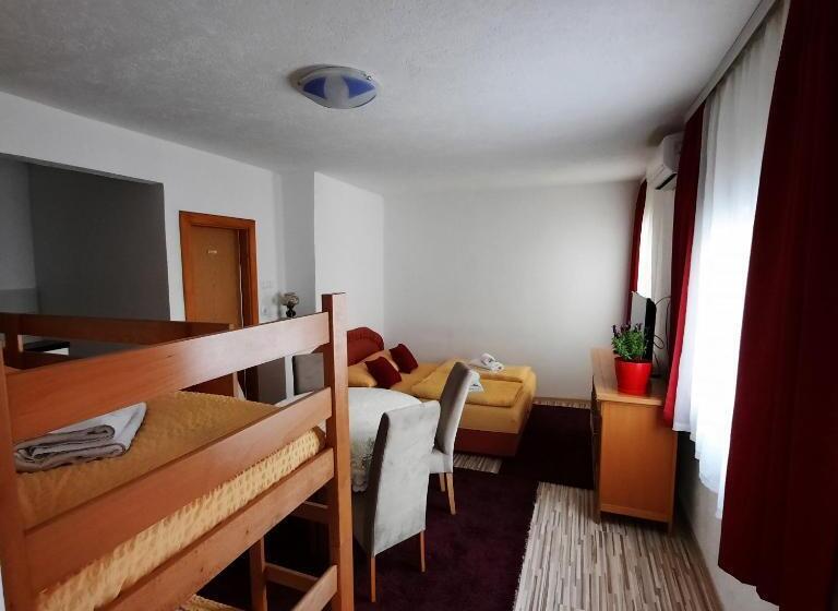 تختخواب و صبحانه Guest House Nana