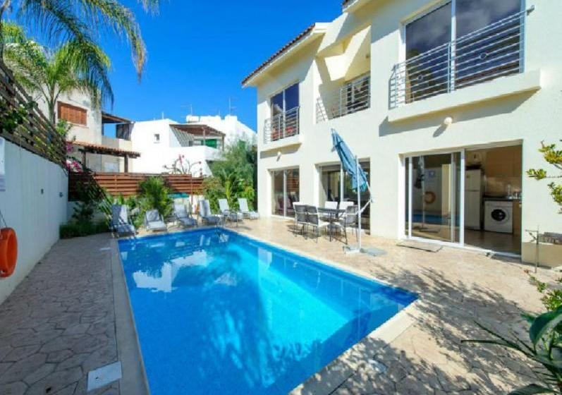 هتل 3 Br Villa Cliantha
