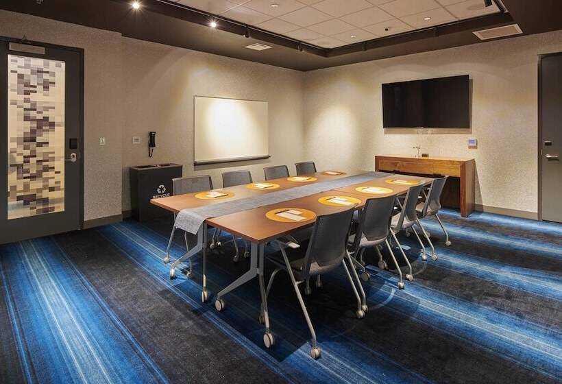 هتل Aloft Cleveland Airport