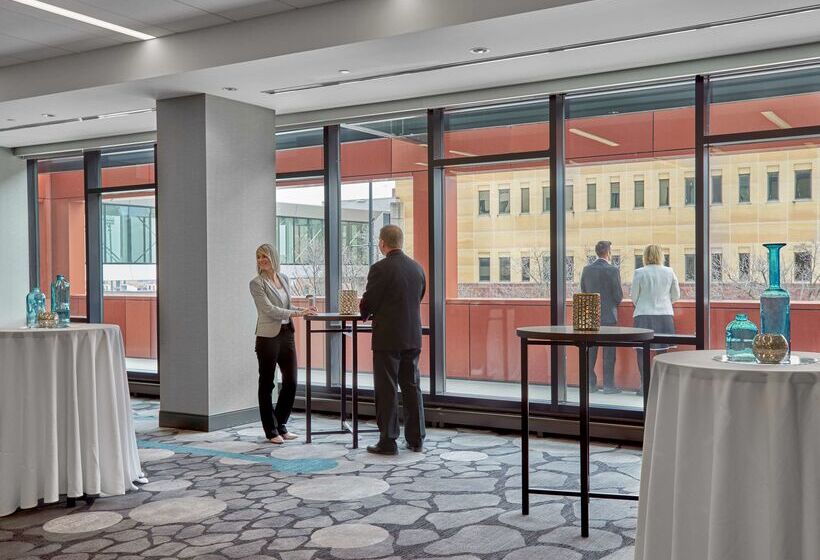 هتل Hilton Des Moines Downtown