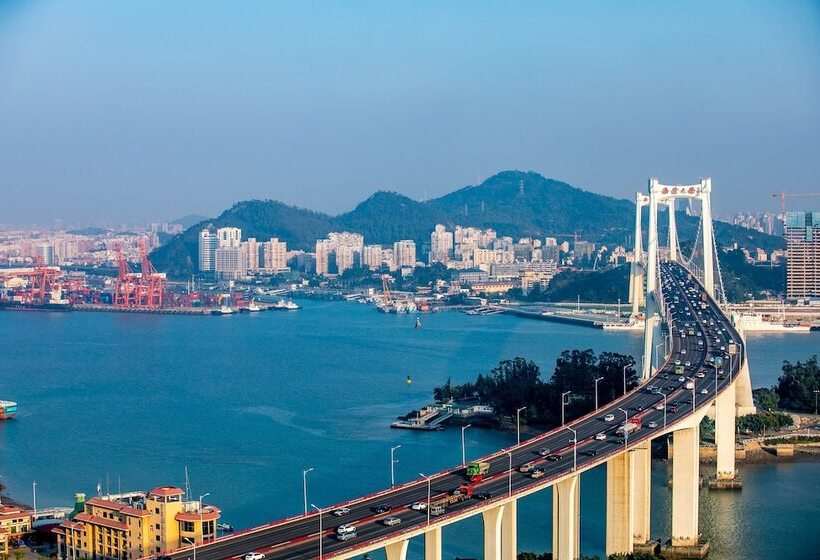 ホテル Hualuxe Xiamen Haicang Habour View   An Ihg