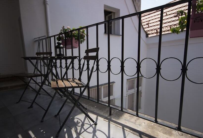 Charles Bridge Hostel & Apartments