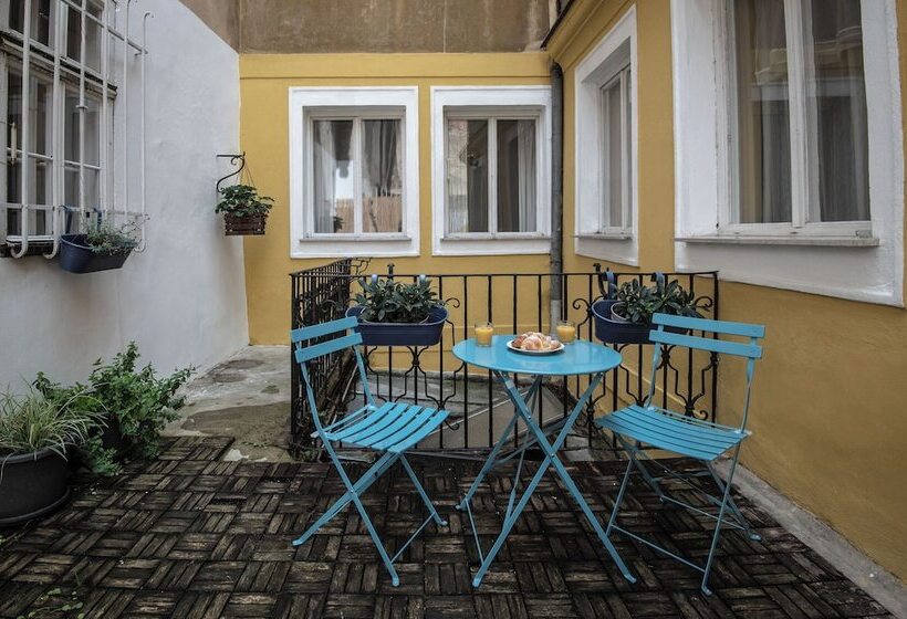 Charles Bridge Hostel & Apartments