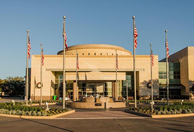 هتل Holiday Inn Express & Suites Bryan   College Station, An Ihg