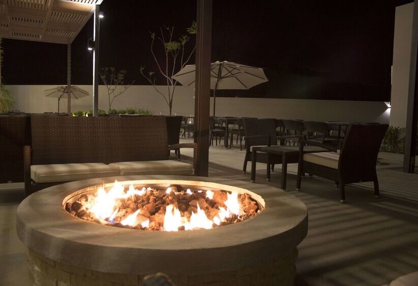هتل Fiesta Inn Suites Aeropuerto Del Bajío