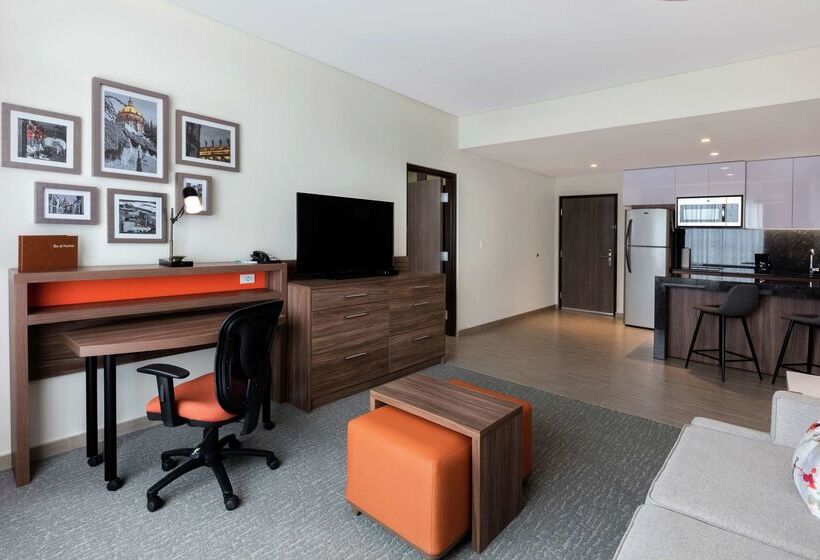 هتل Fiesta Inn Suites Aeropuerto Del Bajío