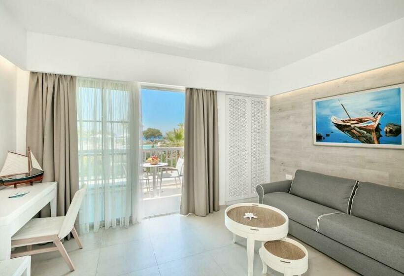 هتل White Pearls Luxury Suites   Adults Only