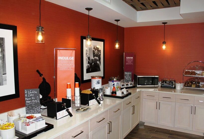 Отель Hampton Inn By Hilton Forsyth