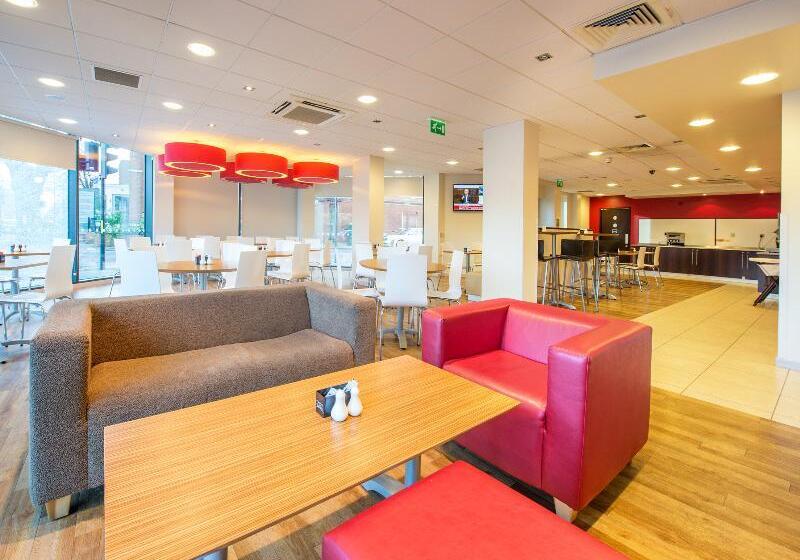 Отель Travelodge London Hounslow