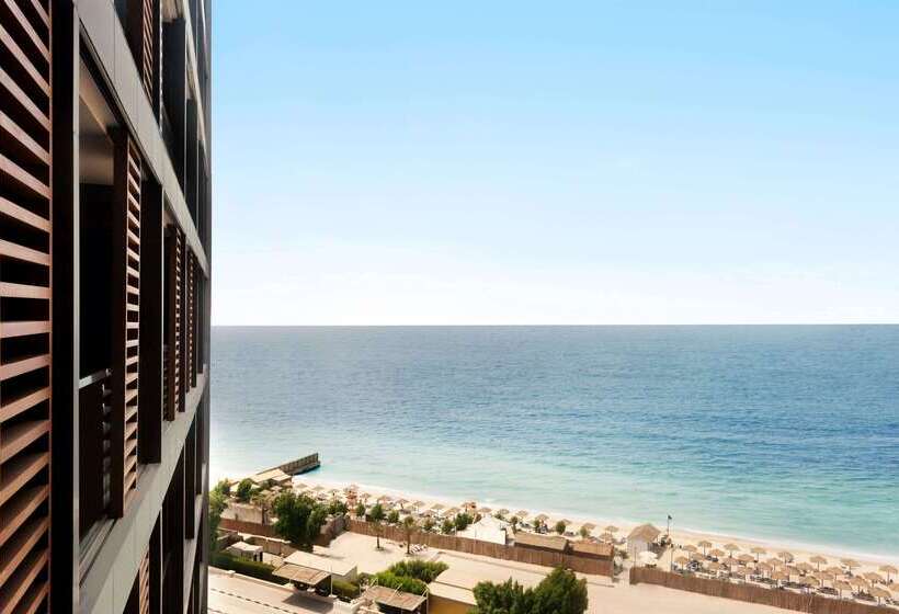 فندق Wyndham Garden Ajman Corniche