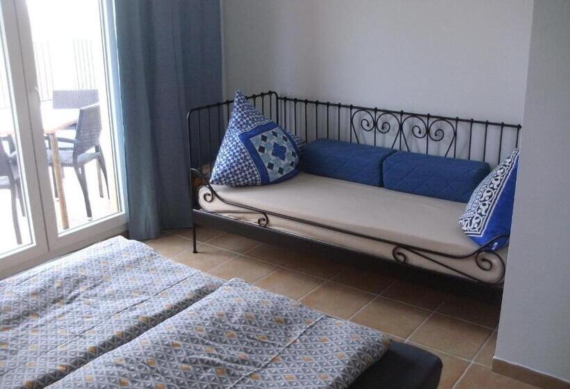هتل Hostal Moratinos