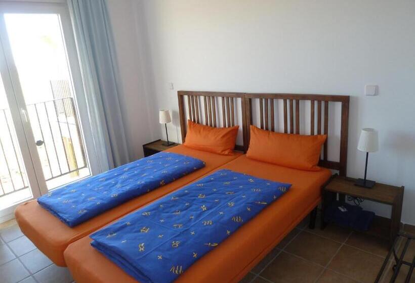 هتل Hostal Moratinos