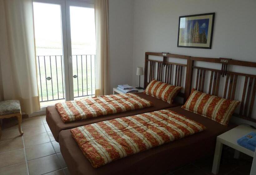 هتل Hostal Moratinos