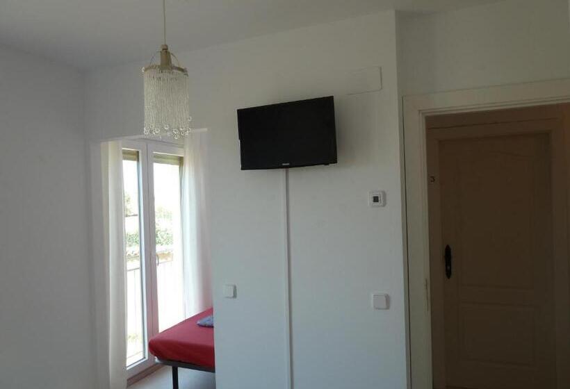 هتل Hostal Moratinos