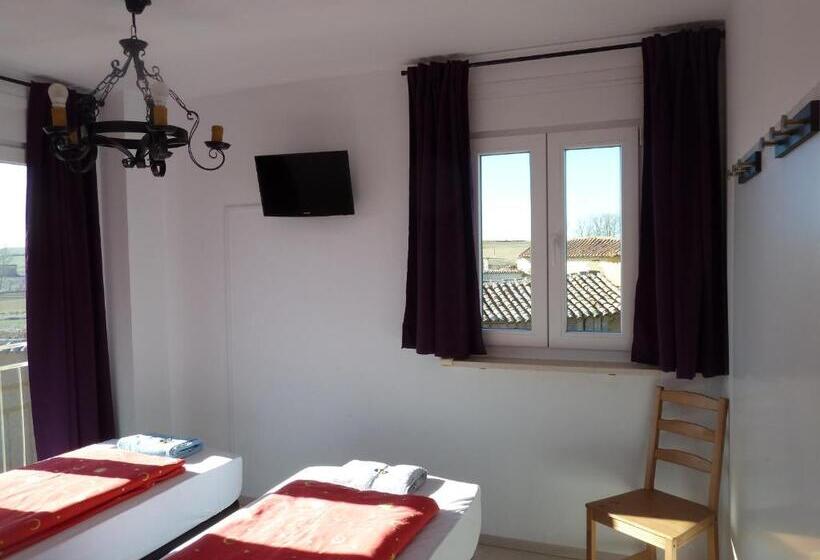 هتل Hostal Moratinos