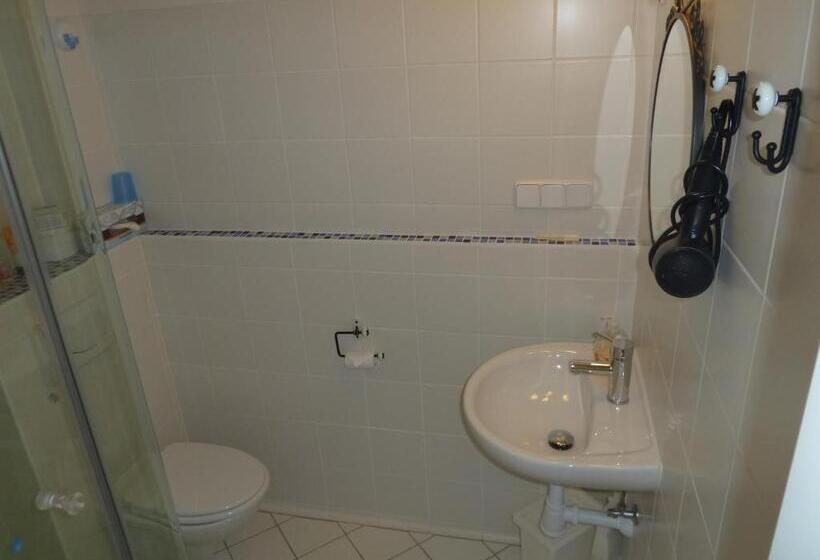 هتل Hostal Moratinos