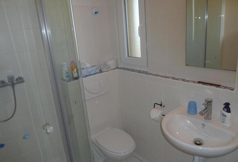 هتل Hostal Moratinos