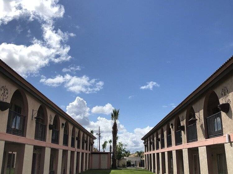 בית מלון כפרי National 9 Inn