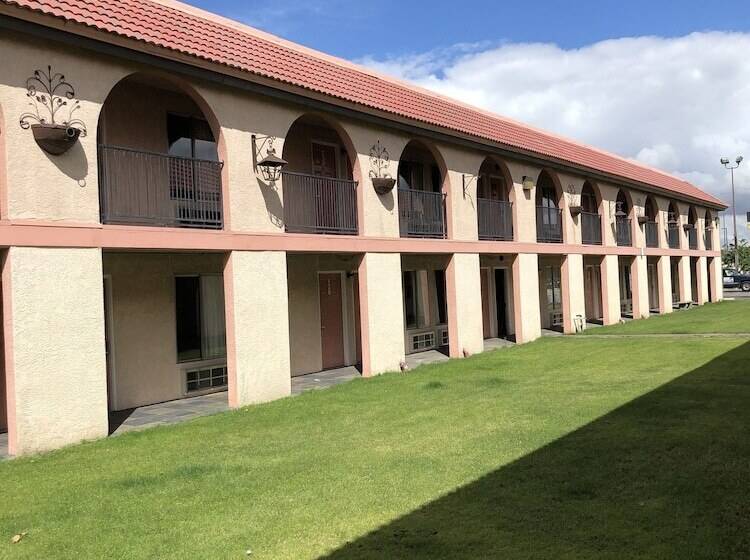 בית מלון כפרי National 9 Inn