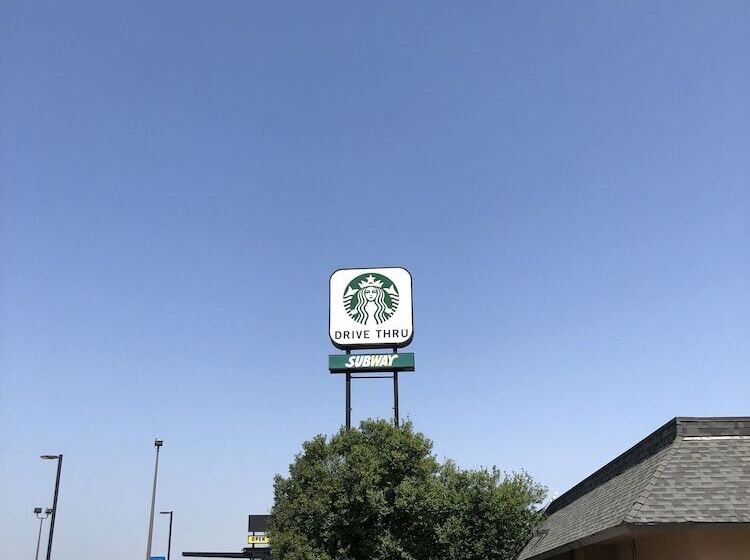 בית מלון כפרי National 9 Inn