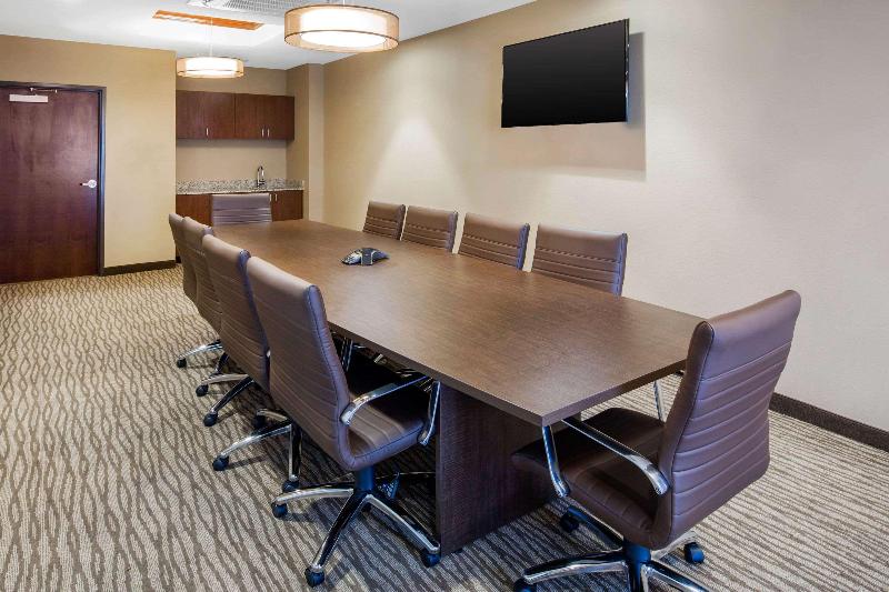 Отель Comfort Inn & Suites