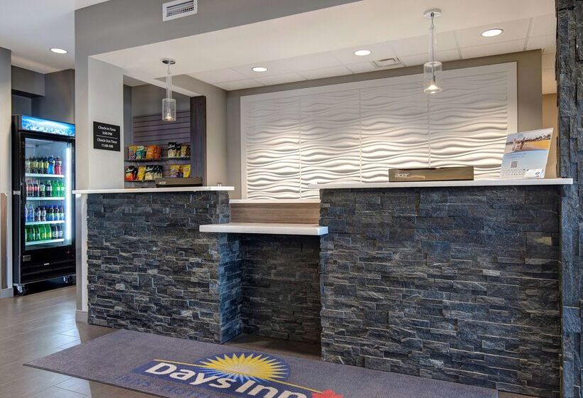 هتل Days Inn & Suites By Wyndham Warman