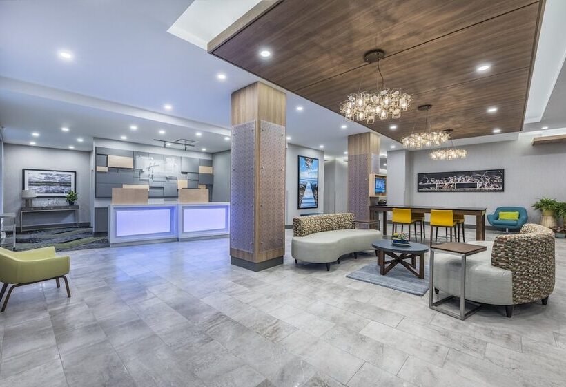 هتل Holiday Inn Express & Suites Moncton, An Ihg
