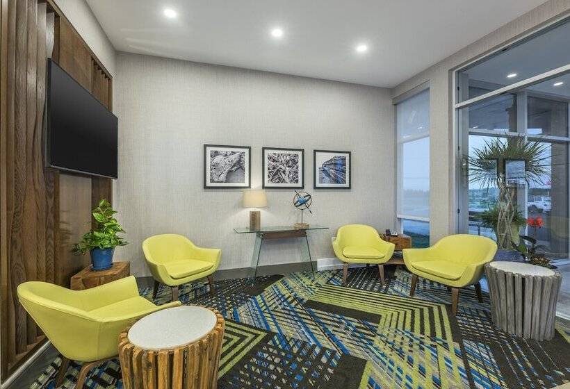 هتل Holiday Inn Express & Suites Moncton, An Ihg