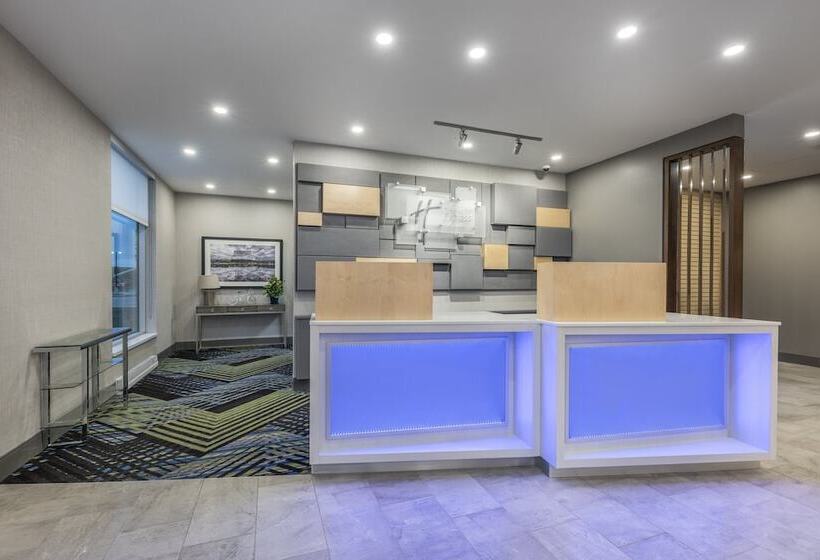هتل Holiday Inn Express & Suites Moncton, An Ihg