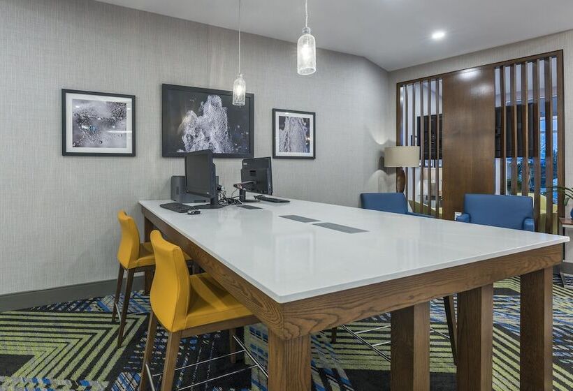 هتل Holiday Inn Express & Suites Moncton, An Ihg