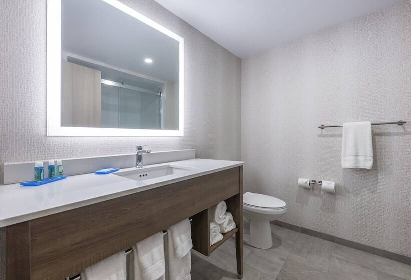 هتل Holiday Inn Express & Suites Moncton, An Ihg