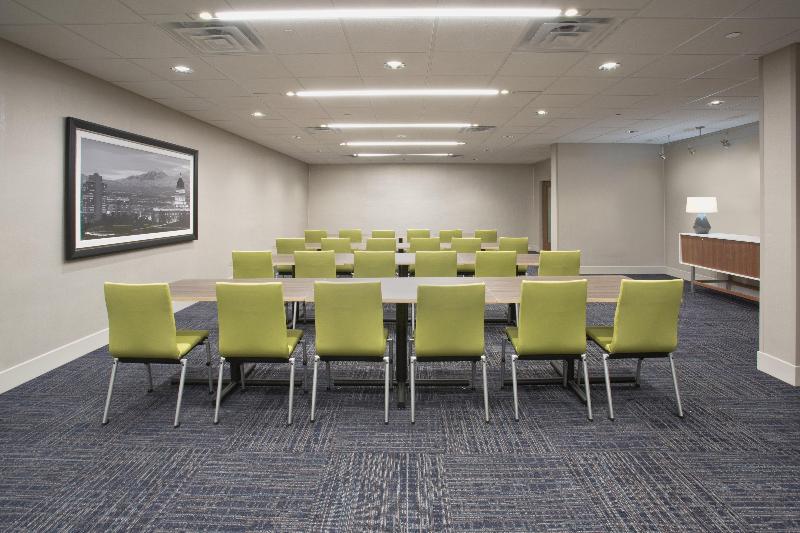 هتل Holiday Inn Express & Suites Redding, An Ihg
