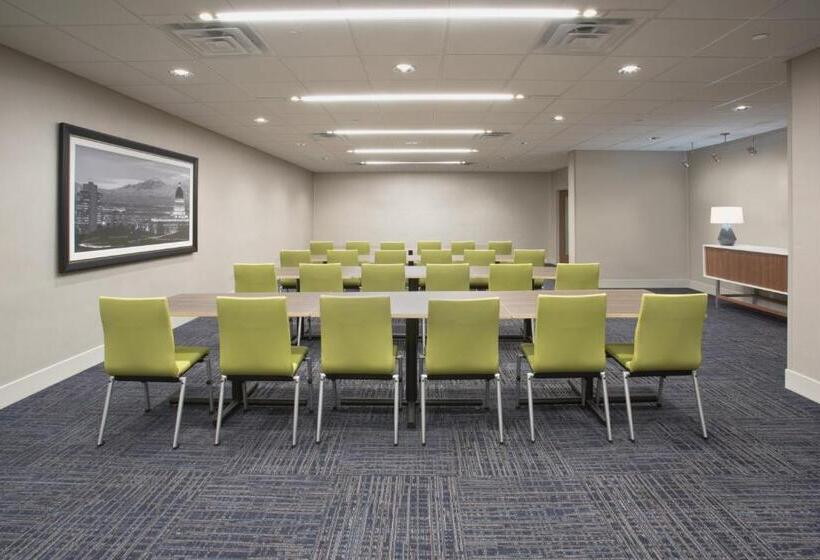 هتل Holiday Inn Express & Suites Redding, An Ihg
