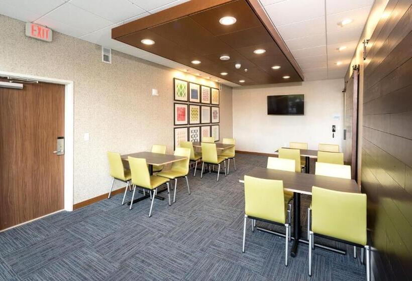 هتل Holiday Inn Express & Suites   Kalamazoo West, An Ihg