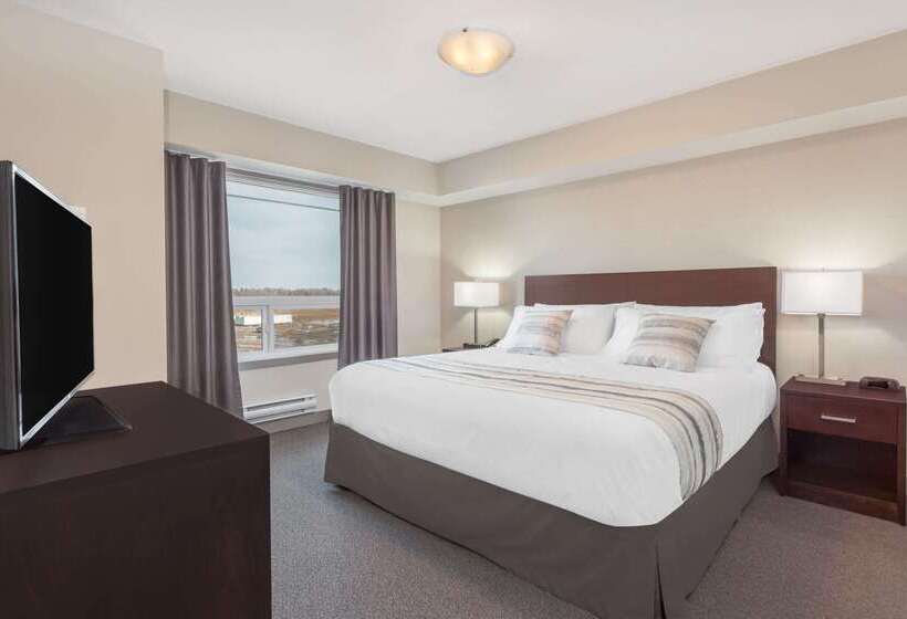 Отель Ramada By Wyndham Grassland