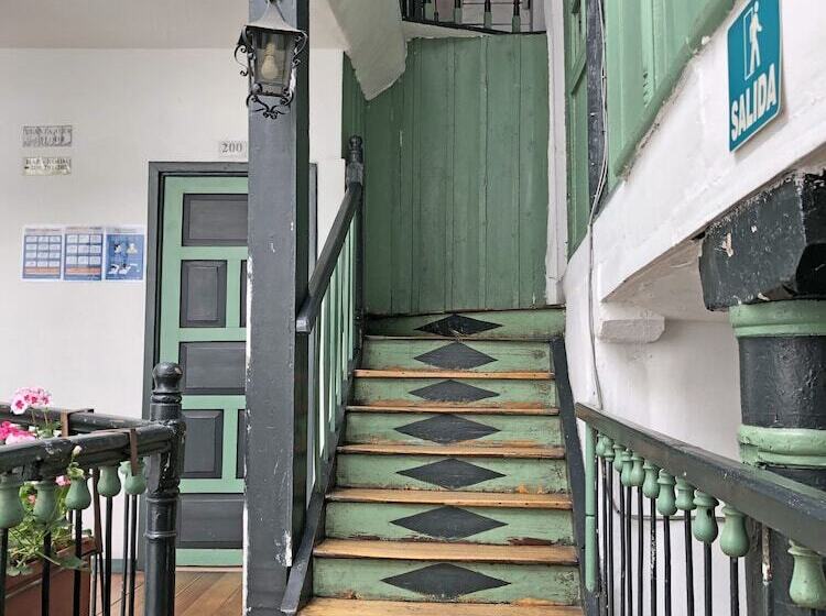 هاستل Hostal Latina