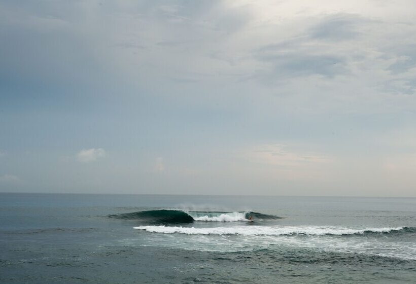 هتل Komaneka At Keramas Beach