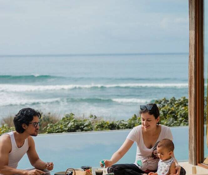 هتل Komaneka At Keramas Beach