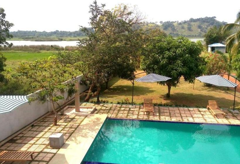 هتل Nilambara Lake View