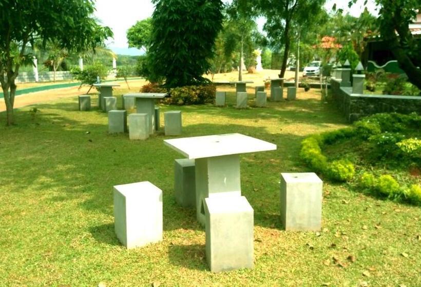 هتل Nilambara Lake View