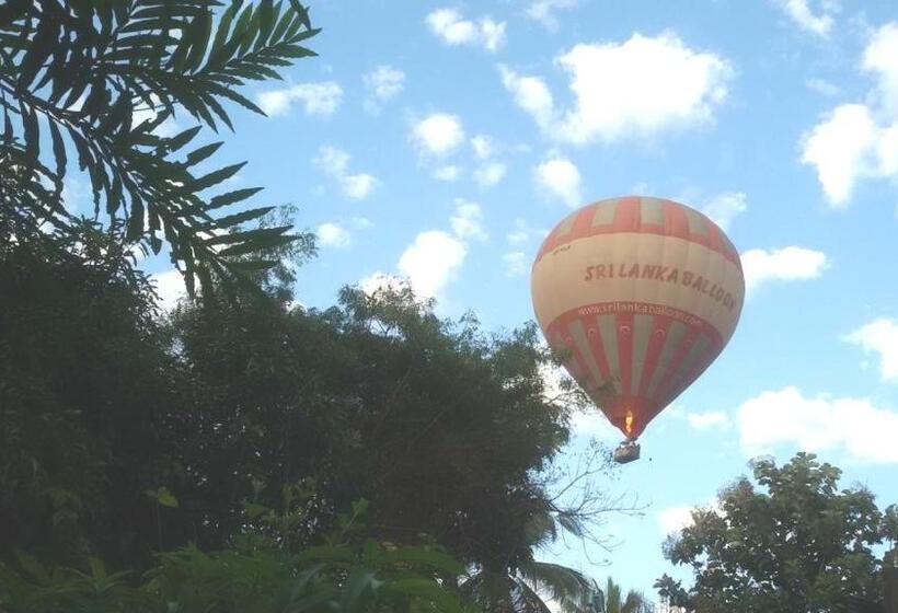 هتل Nilambara Lake View