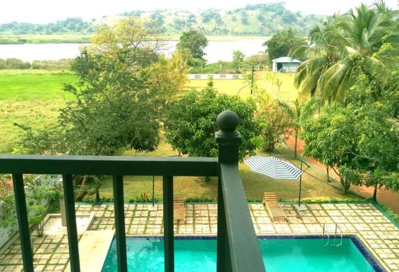 هتل Nilambara Lake View