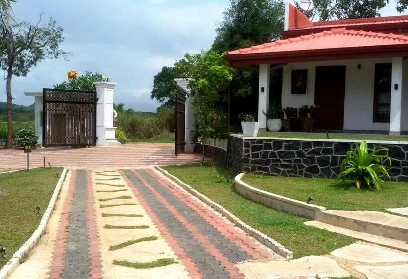 هتل Nilambara Lake View