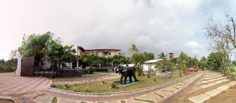 هتل Nilambara Lake View