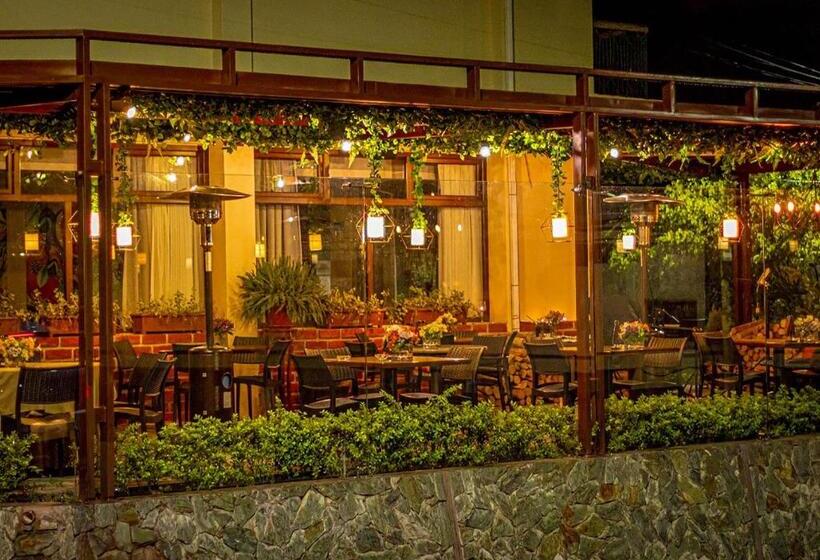 Quindeloma Art Hotel And Gallery