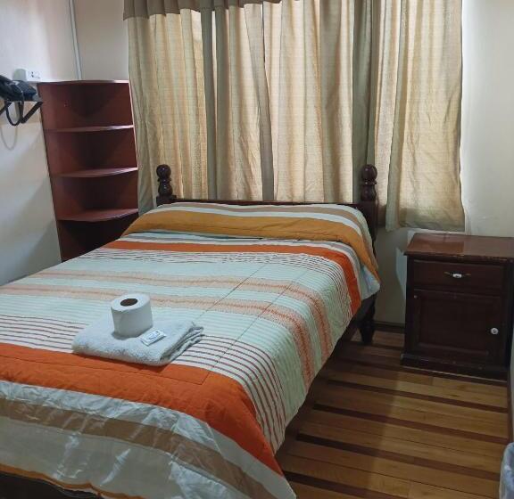 هتل Hostal Puertas Del Sol